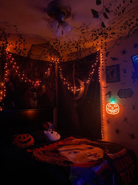 Horror Rooms Bedrooms, Spooky Halloween Bedroom Ideas, Halloween Aesthetic Rooms, Small Room Halloween Decor, Halloween Dorm Room Decor, Halloween Room Inspo Aesthetic, Halloween Bedroom Inspiration, Halloween Lights Bedroom, Room Ideas Aesthetic Horror