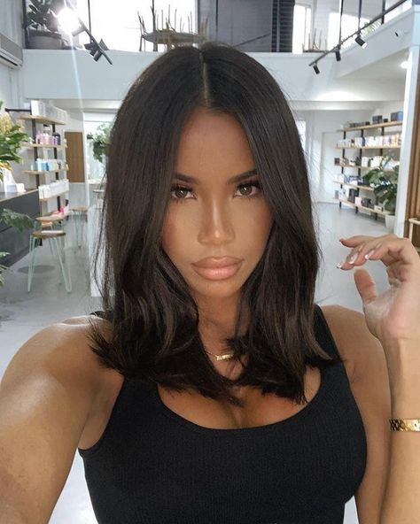 Brown Black Short Hair, Women's Midlength Haircuts, 90s Straight Leg Jeans Outfit Summer, Haircute Woman Medium, Rachel Leviss Hair, Shortish Brown Hair, Summer Color Hair Ideas For Brunettes, Short Black Brown Hair, Hair Cuts 2024trends