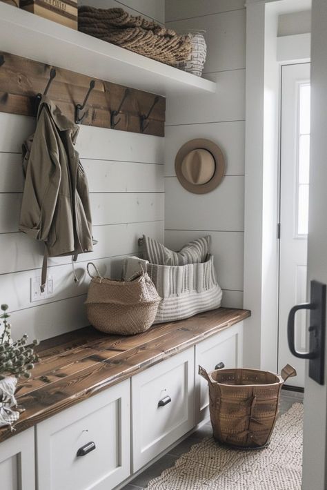 Farmhouse Door Entryway, Small Farmhouse Mudroom Ideas, Mud Room Entry Farmhouse, Simple Mudroom Ideas Entryway, Utility Porch, Sunroom Mudroom, Cottage Mudroom, Farmhouse Mudroom Ideas, Rustic Mudroom