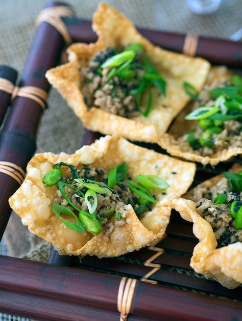 Crispy Wonton Dumplings, easy Japanese canape Canapés, Nibbles Ideas, Dumplings Easy, Japanese Appetizers, Wonton Dumplings, Party Canapes, Amazing Food Platters, Japanese Party, Crispy Wonton