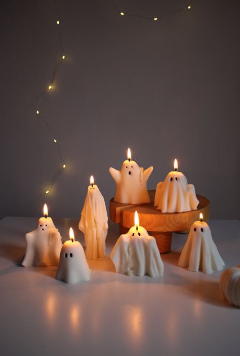 Autumn Decor Apartment, Apartment Decor For Fall, Simple Haloween Decoracion, Cool Shaped Candles, Halloween Candles Aesthetic, Decorate For Halloween Inside, Cool Halloween Decor, Fall 2024 Decor, Nostalgic Halloween Decor