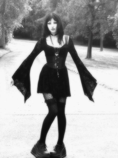 True Goth Outfits, Goth Princess Aesthetic Outfits, Numetal Clothes, Goth Outfits Trad, Goth Outfit Inspo Winter, Goth Gf Outfits, Trad Goth Clothing, Trad Goth Outfits 80s, Romance Goth Outfits