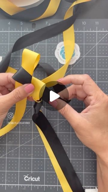 Ribbon Garland Diy Graduation, How To Make Ribbon Leis Tutorials, Easy Ribbon Leis For Graduation, Ribbon Lays For Graduation, How To Make Leis Tutorials, Graduation Ribbon Leis How To Make, Diy Ribbon Lei Tutorials, Grad Lei Ideas, How To Make A Ribbon Lei