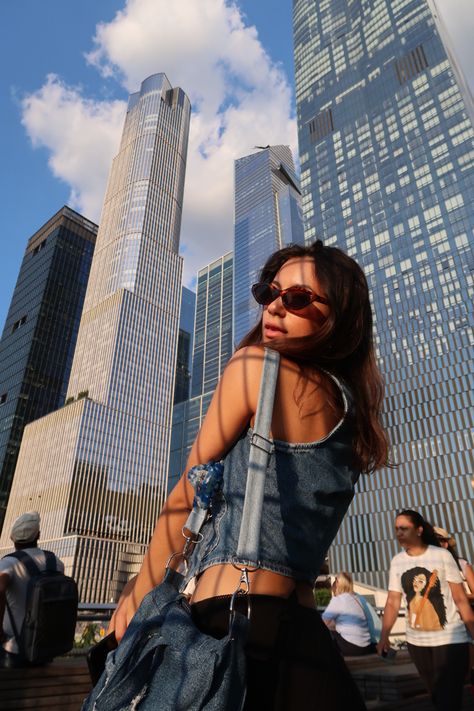 Posing In Front Of Buildings, Grand Central Station New York Photoshoot, Unique Posing Ideas, Instagram Nyc Pictures, New York Instagram Pictures Aesthetic, Instagram Photo Tips, Creative City Photoshoot, City Pics Ideas, Instagram City Poses