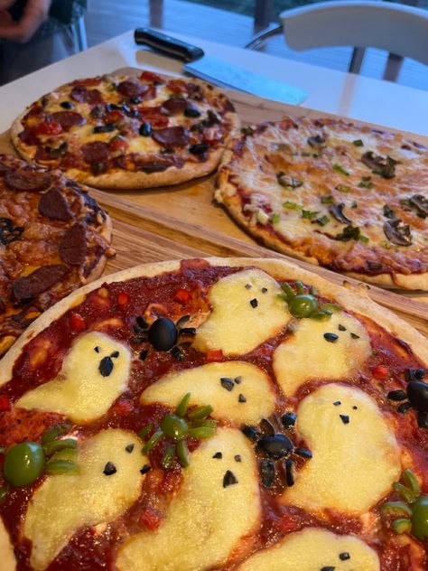 Essen, Spooky Baking Ideas, Pizza Design Ideas, Weird Pizza Toppings, Spooky Dinner Party, Spider Pizza, Halloween Pizzas, Spooky Pizza, Ghost Pizza