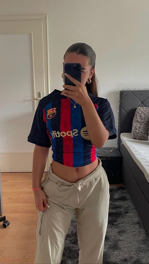 Barcelona Soccer Game Outfit, Soccer Shirts Outfits, Football Jerseys Outfit Women, Cute Soccer Jersey Outfit, Football Tops Outfit, Outfits With Soccer Jerseys Women, Football Shirt Outfit Women Aesthetic, Barcelona Game Outfit, Football Looks For Women