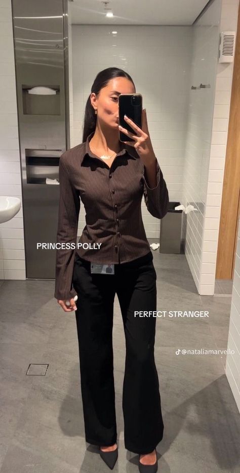 Chic Womens Work Outfits, Pin Skirt Outfits Work, Super Casual Business Outfits, Smart Female Outfits, Garden Party Pants Outfit, Tailor Trousers Outfit, Restaurant Job Outfit, Special Agent Outfit Women, Rich Outfits Classy Work