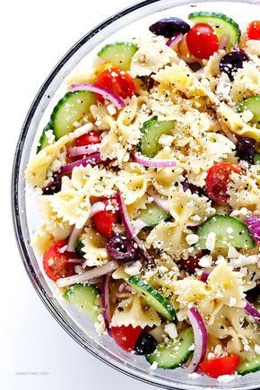 Mediterranean Pasta Salad -- quick and easy to make, and tossed with a tasty lemon-herb vinaigrette Mediterranean Pasta Salad, Bowtie Pasta Salad, Mediterranean Pasta Salads, Salad Kale, Resep Pasta, Make Ahead Salads, Mediterranean Pasta, Resep Salad, Pasta Carbonara