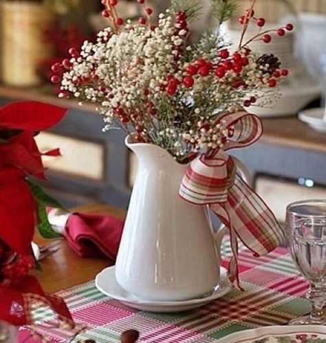 15 ideias (lindas!) para você decorar sua casa no Natal! Natal Country, Farmhouse Christmas Kitchen, Geek Home Decor, Silver Christmas Decorations, Diy Table Decor, Christmas Table Centerpieces, White Pitcher, Holiday Table Settings, Diy Christmas Decorations Easy