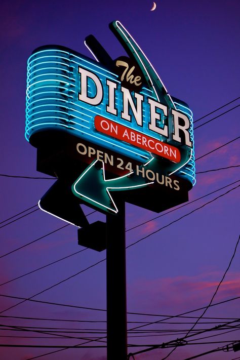 Savannah, GA neon...love this sign! Neon Diner, Old Neon Signs, Station Essence, Retro Signage, Diner Sign, Neon Retro, Vintage Auto's, Vintage Diner, Vintage Neon Signs