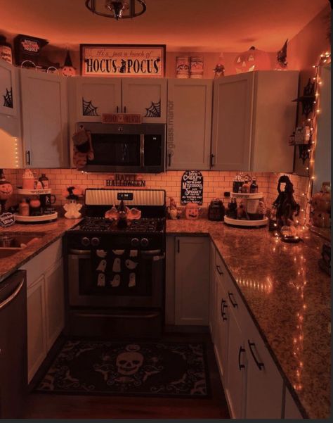 Fall And Halloween Kitchen Decor, Above Cabinet Decor Halloween, Halloween Kitchen Decor Cabinets, Halloween Decorations Appartement, Halloween Aesthetic Apartment, Simple Kitchen Halloween Decor, Above Kitchen Cabinet Decor Ideas Fall, Halloween Decor Ideas Apartment, Cute Apartment Halloween Decor