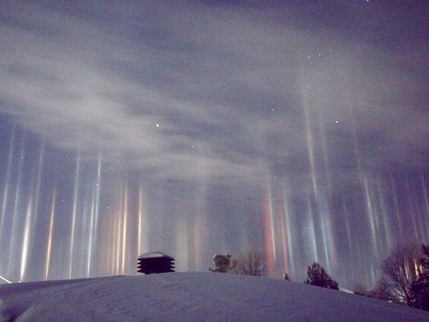 50 Awesome Natural Phenomena That Will Blow Your Mind - Fact Republic Light Pillars, Lights In The Sky, Optical Phenomena, Northern Ontario, Winter Sunrise, Thunder And Lightning, Calm Water, Water Droplets, Night Sky