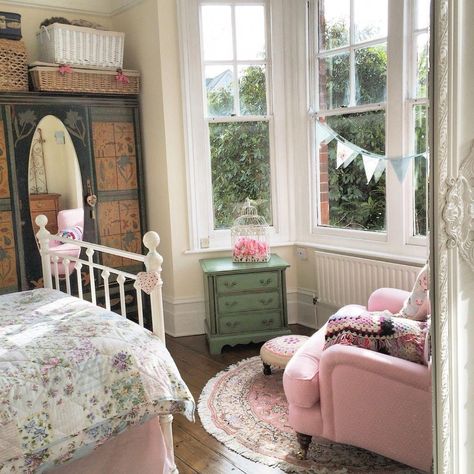 Shabby Chic Apartment, Shabby Chic Desk, Modern Shabby Chic, Apartment Chic, Shabby Chic Living, Shabby Chic Room, Casa Vintage, Shabby Chic Dresser, Shabby Chic Living Room