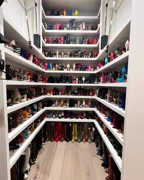 LISA ADAMS | LA CLOSET DESIGN on Instagram: “Shoe collection envy! 👠✨ One of the key tips for building the perfect shoe closet is varying shelf heights, so you can maximize space and…” Small Shoe Closet, Tiny House Closet, Layer Chicken, Shoe Room, Stylish Shoe, Closet Shoe Storage, Dream Closet Design, Clothes Closet Organization, Shoe Organization Closet