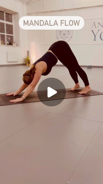 Kate Taylor 🧘🏻‍♀️ on Instagram: "Sometimes our yoga practice can become very linear, moving in sequences that involve us taking poses on the right side of the body, then repeating those same poses on the left. This is all well and good, but if we always practice in this way, our brains get used to the movement, meaning we can lose focus.   Last week I decided to switch it up, working with a mandala flow. “Mandala” is a Sanskrit word that means “complete” or “circle.”  We moved all around the mat, transitioning through poses in different ways to make the journey. The back of the mat becomes the front, we have a different view point, and we are pushed out of that comfortable linear style of moving.   If you want to try this style of movement you can join me at The Spring Retreat @anahatayo Yoga Mat Workout Exercises, Slow Flow Yoga Sequence Asana, Yoga Opening Sequence, Dynamic Yoga Poses, Yoga Flow Aesthetic, Mandala Yoga Sequence, Power Flow Yoga Sequence, Unique Yoga Poses, Core Yoga Sequence