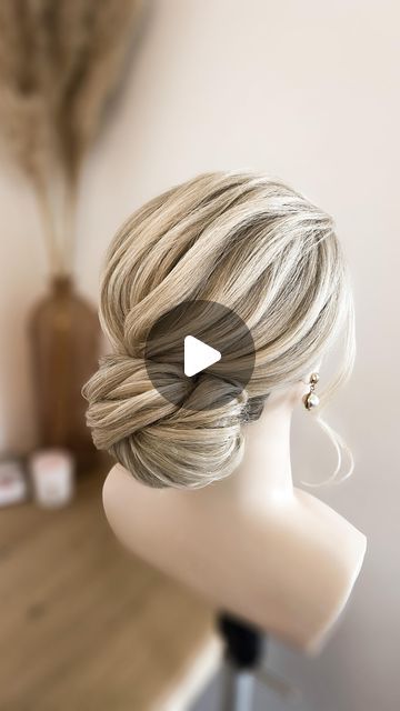 Updue Hairstyles Wedding, Simple Updo For Bridesmaid, Hair Put Up Style, Hair Do Ups Easy, Hair Do Long Hair Easy, Hair Chignon Easy, Easy Up Do For Wedding, Updo For Wigs, Easy Lower Bun Hairstyles