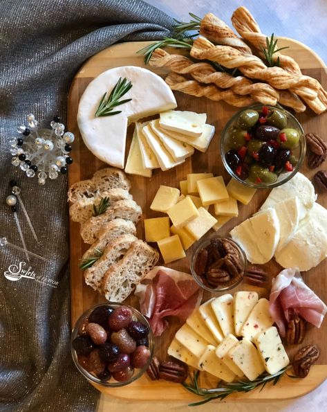 Holiday Cheese Board, Christmas Cheese Boards, Christmas Charcuterie Board, Roasted Grapes, Holiday Cheese Boards, Christmas Charcuterie, Cheese Table, Impressive Appetizers, Holiday Cheese