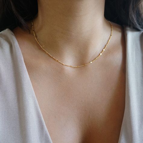 LayerIt - Etsy Minimalist Necklace Layering, Minimalist Chain Necklace, Decent Gold Jewellery, Gold Daily Wear Chain Designs, Gold Chain Ideas For Women, Gold Chain Simple Designs For Women, Small Gold Chain For Women, Good Chains Women, Dainty Necklace Layering