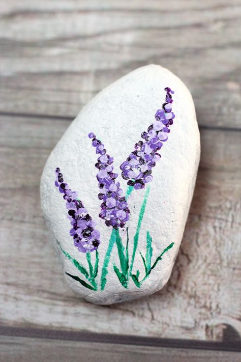 Kindness Rock Painting 101: Ultimate How-To Guide with 15+ ideas | Feeling Nifty Things To Paint On Rocks, Rock Painting Ideas Fish, How To Paint Rocks, Easy Rock Painting Ideas, Easy Rock Painting, Rock Painting Flowers, Diy Rock Art, Paint Rocks, Stone Art Painting