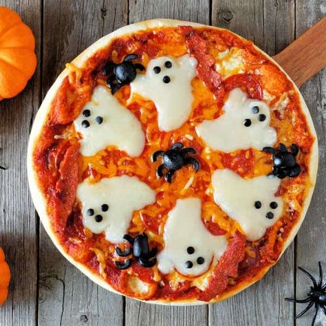 Halloween Pizza Recipes, Spooky Appetizers, Ghost Pizza, Pizza Halloween, Snack Halloween, Halloween Pizza, Recetas Halloween, Spooky Food, Halloween Dinner