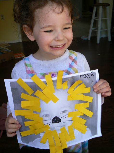 Having Fun at Home: Toddler Craft: Post-it Flag Lions Preschool Zoo Theme, Preschool Jungle, Zoo Preschool, Zoo Crafts, Zoo Activities, Lion Craft, Dear Zoo, Toddler Craft, Il Re Leone