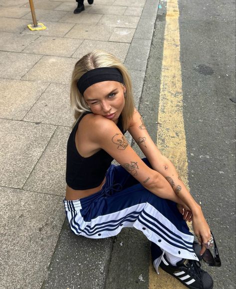 Dickies Street Style Women, Headbands Outfit Casual, Tomboy Vintage Outfits, Lazy Bar Outfit, Blue Adidas Pants Outfits, How To Style Adidas Pants, Trashy Y2k Summer Outfits, Headband Outfit Casual, Adidas Pants Outfit Fashion