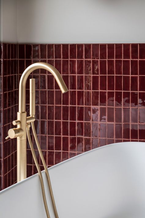 Red Bathroom Tiles, Bathroom Tile Ideas Small, Small Bathroom Layouts, Red Tile Bathroom, Maroon Bathroom, Small Bathroom On A Budget, Small Bathroom Tile, Burgundy Bathroom, Budget Small Bathroom