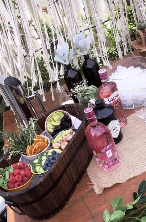 Make Shift Bar For Party, Diy Gin Bar Wedding, Bar Decor For Party, Build Your Own Drink Bar, Gin Tasting Party Ideas, Gin Party Ideas, Gin Bar Ideas Parties, Gin Tonic Party, Gin Bar Ideas