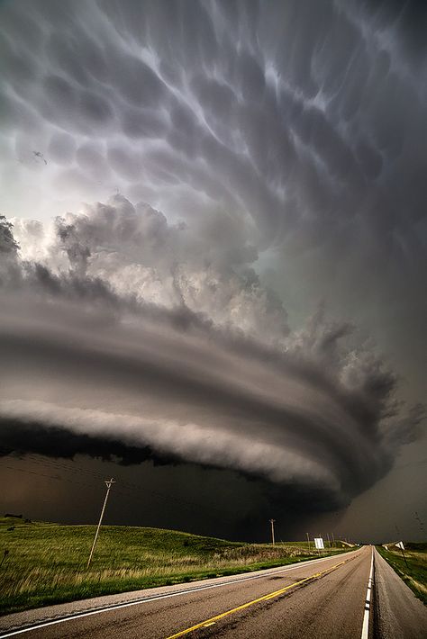 monster supercell, burwell, nebraska | nature + weather photography Storm Clouds, Matka Natura, Wild Weather, Weather Photos, Alam Yang Indah, Natural Phenomena, Alam Semula Jadi, A Storm, Beautiful Sky