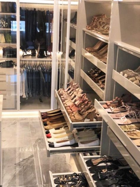 Sandal Storage Ideas, Shoes Organizer Ideas Closet, Walk In Closet Organization, Master Closet Design, Closet Vanity, Celebrity Closets, Dressing Room Closet, Beautiful Closets, Dream Closet Design