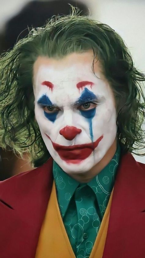 Joaquin Phoenix Joker Make Up, Halloween Makeup Movie Character, Joker Fancy Dress, Minimalist Hairstyles, Movie Character Makeup, Maquillage Harley Quinn, Joker Face Paint, Joker Halloween Makeup, Joker Photos