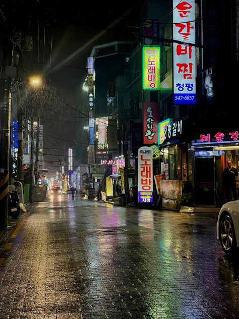 #rainy #seoul #aesthetic #city #night Korea Aesthetic Widget, Night In Korea Aesthetic, Seoul Rain Aesthetic, Korea City Aesthetic Night, Rainy Day In Korea, Seoul Wallpaper Night, Seoul Aesthetic Dark, Rainy Seoul Aesthetic, Seoul Club Aesthetic