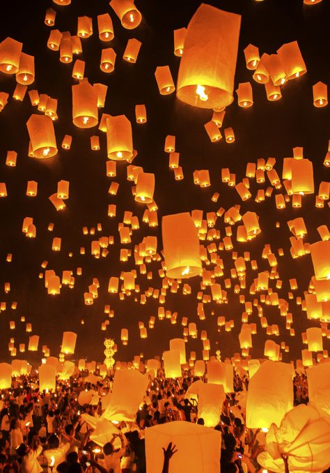 Floating lantern festival in Thailand... pure magic. #travel #wanderlust Thailand Festival Of Lights, Lantern Show Aesthetic, Latern Festival In Thailand, Paper Lantern Festival, Latern Festival Proposal, Vietnam Lantern Festival, Latern Festival Date, Flying Lanterns Aesthetic, Sky Lantern Aesthetic