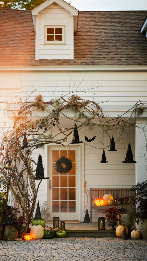 Retail Halloween Displays Store Windows, Halloween Decor Witch Theme, Vintage Halloween Porch Decor, Halloween Farmhouse Decor Porch, Halloween Booth Themes, Affordable Halloween Decorations, Halloween Antique Booth Ideas, Witch Theme Decorations, Halloween Porch Arch