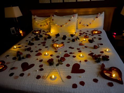 Romantic Candles Bedroom, Romantic Bedroom Colors, Romantic Hotel Rooms, Valentines Bedroom, Romantic Room Surprise, Romantic Dinner Decoration, Romantic Room Decoration, Surprise Boyfriend, Birthday Room Decorations