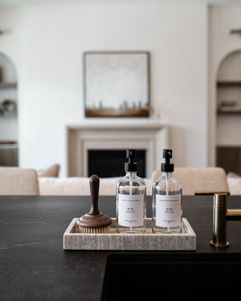 Style doesn’t need to go out the door when it comes to organization. Exhibit A here: This is 3 of our favourite pieces for your kitchen. We have styled here our hard cute stone tray, soap glass clear bottles, and our dish soap brush. Total functionality but it still looks 👌🏻. Amber Bottles Decor, Black Kitchen Decor, Kitchen Countertop Decor, Sink Decor, Candle Wall Decor, Countertop Decor, Kitchen Soap Dispenser, Foam Soap Dispenser, Glass Dispenser