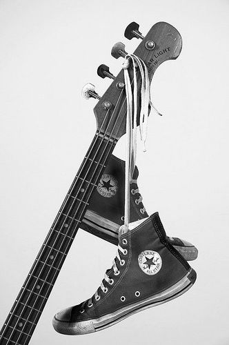 Rock and Roll Kids And Mom, Arte Jazz, Rock Poster Art, Skor Sneakers, All Stars Converse, Foto Tips, Music Aesthetic, Music Wallpaper, Music Love