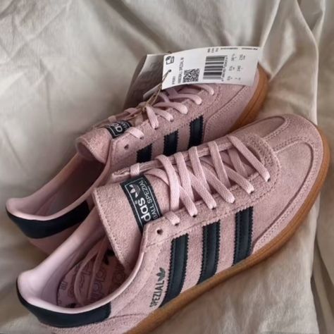 Black Sambas With Pink Laces, Light Pink Sambas, Pink Sambas Adidas, Pink Adidas Samba, Pink Samba Adidas, Adidas Samba Colors, Pink Samba Outfit, Adidas Samba Pink, Adidas Pink Shoes