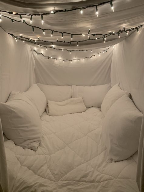 Pillow Fort Bilik Tidur Perempuan, Fort Ideas, Sleepover Room, Reka Bentuk Bilik Tidur, Indie Bedroom, Bilik Idaman, Hiasan Bilik Tidur, Fairy Lights Decor, Aktiviti Kanak-kanak