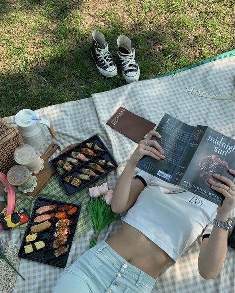 Aesthetic Pictures Picnic, Sushi Pictures Aesthetic, Book Picnic Photoshoot, Aesthetic Sushi Pics, Study Picnic Aesthetic, Picnic Reading Aesthetic, Picnic Pics Ideas, Picnic Book Aesthetic, Reading Picnic Aesthetic