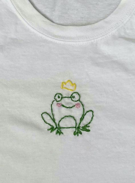 Croquis, Yellow Shirt Embroidery, T Shirts Embroidery, Green Embroidery Design, Embroidery T Shirt Designs, Frog Embroidery Simple, Cute Embroidery On Tshirts, Cute Little Embroidery Designs, Embroidered White Shirt