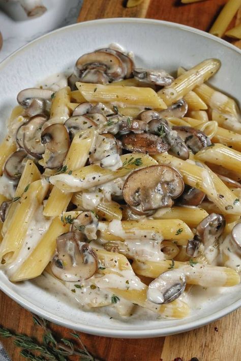 nudeln-mit-pilzen Pyjamas Party, Sommer Mad, Creamy Mushroom Sauce, Mushroom Sauce, Rigatoni, Winter Food, Food Cravings, How To Cook Pasta, Veggie Recipes