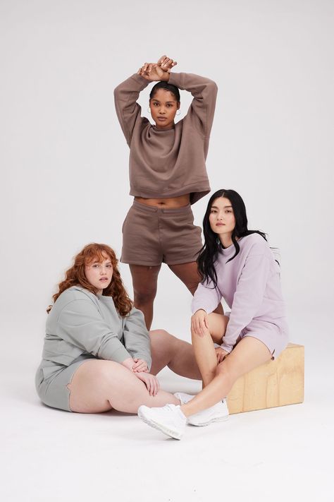 Sweatsuit Photoshoot, Sweatshirt Photoshoot Ideas, Sweatsuit Aesthetic, Sweatshirt Photoshoot, Product Shoot Ideas Clothing, Loungewear Photoshoot, Yearbook Photoshoot, Matching Sweat Set, Gym Photoshoot