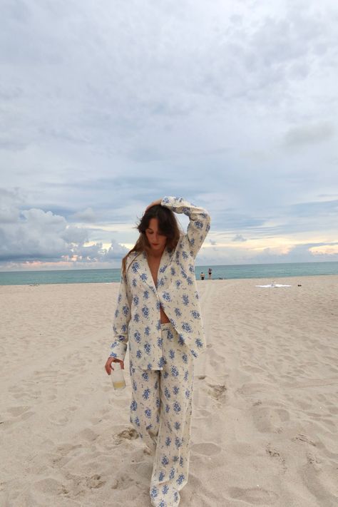 Kita Liss. Sunset in Miami. Pajama set. Pajama pants. Sunset outfit. Beach photoshoot. Beach sunset photoshoot Coastal Loungewear, Pajamas Photoshoot Photo Ideas, Vacation Loungewear, Beach Sunset Photoshoot, Loungewear Aesthetic, Beach Pajamas, Bahamas Trip, Sunset Outfit, Advertising Clothing