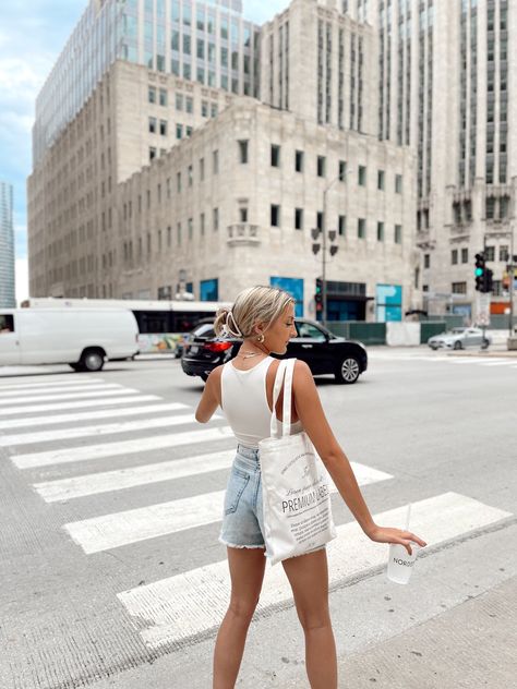 10 Outfits To Wear In Chicago This Summer | Styled by McKenz Chicago Vacation Outfits, Outfits To Wear In Chicago, Chicago Summer Outfit, Chicago Vacation, Navy Pier Chicago, Chicago Summer, Chicago Outfit, Short Hoodie, Chicago Tours