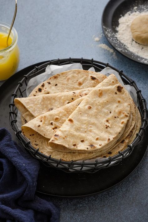 Essen, Chapati Aesthetic, Chapatis Indian, Chapati Recipe Indian, Breakfast Indian Recipes, Naan Bread Recipe Easy, Roti Recipe Indian, Homemade Chapati, Racial Harmony