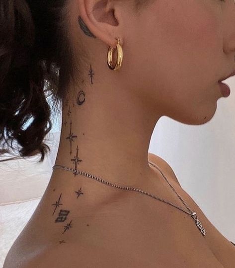 🤍 Tatoo Neck, Small Neck Tattoos, Earthy Tattoos, 16 Tattoo, Neck Tattoos Women, Back Of Neck Tattoo, Tattoos For Black Skin, Pretty Tattoos For Women, Stylist Tattoos