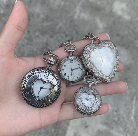 Clock charms goth grunge Alice In Wonderland, Hello Kitty, Funky Jewelry, Jewelry Inspo, Dream Jewelry, Pretty Jewellery, Cute Jewelry, Pretty Pictures, Heart Shapes