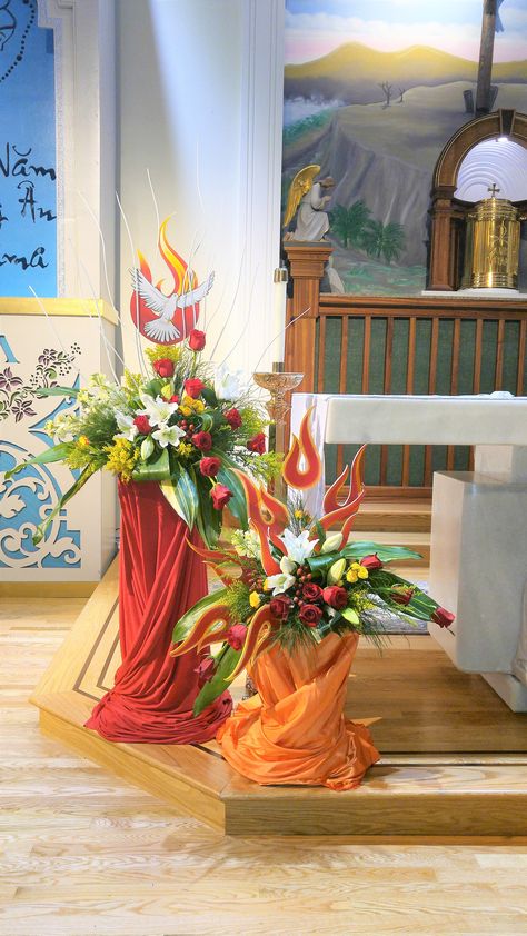 Confirmation, Holy Spirit Pentecost Flower Arrangements, Holy Spirit Decoration Ideas, Pentecost Flowers For Church, Pentecost Church Decorations, Pentecost Decorations For Church, Confirmation Flowers, Pentecost Craft, Advent Church Decorations, Holy Spirit Art