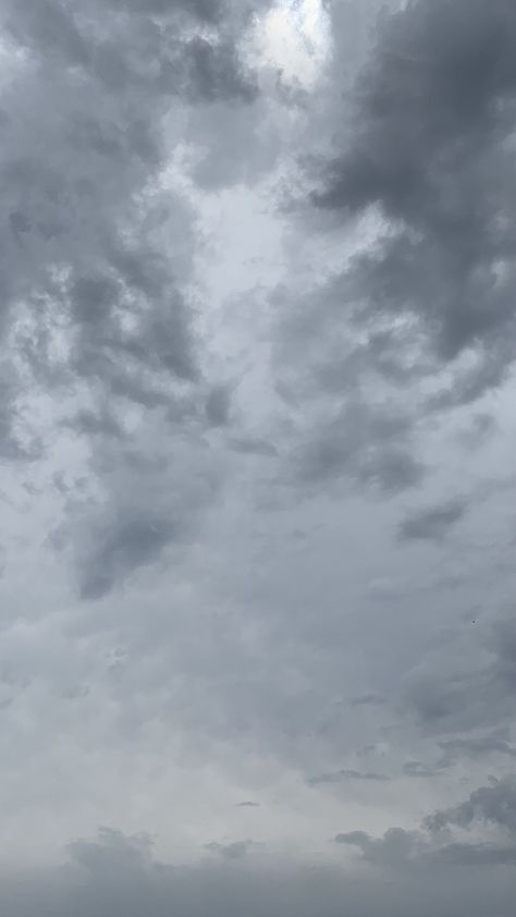 Gloomy Sky Wallpaper, Rainy Sky Painting, Gloomy Sky Aesthetic, Nandini Core, Grey Sky Painting, Rainy Clouds Aesthetic, Wallpaper Gloomy, Gloomy Photography, Cloudy Sky Aesthetic